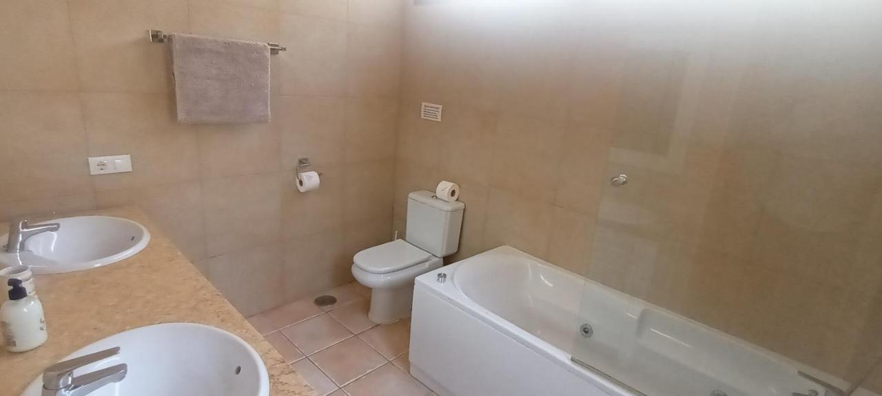Beautiful, Spacious Villa, Heated Pool, Sleeps Eight, With Quality Furnishings Caleta De Fuste Eksteriør billede